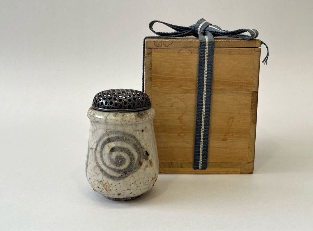 ① 志野 筒盃（香炉）桃山時代?