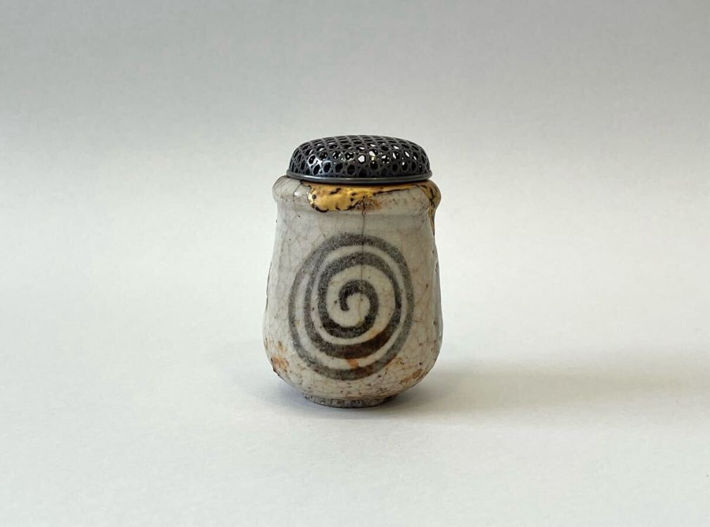 ① 志野 筒盃（香炉）桃山時代?