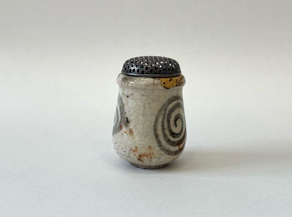 ① 志野 筒盃（香炉）桃山時代?