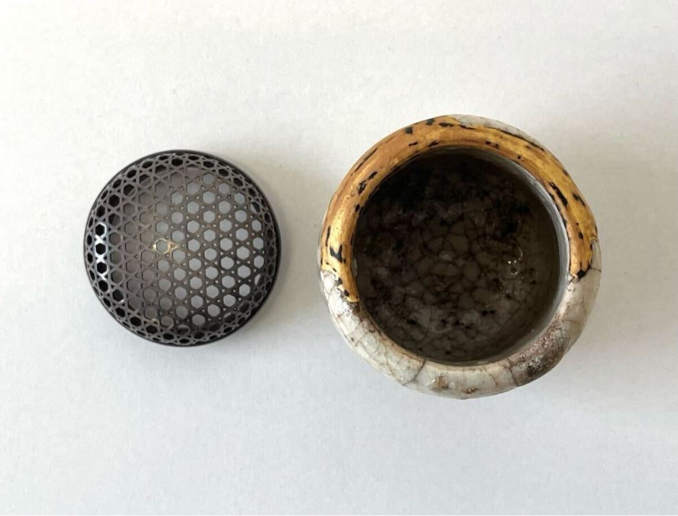 ① 志野 筒盃（香炉）桃山時代?