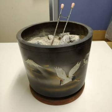 火鉢 富士山 鶴 木臺 銅製?　検索用：レトロ 和風 和室 真鍮 象嵌 炭入れ 灰入れ 火鉢 富士 アンティーク 古道具 古民具 置物　丸型