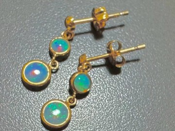 豪華!!18金☆天然オパール 3mm・4mm ピアス★遊色キレイ!!総重量0.6g☆K18刻印有★揺れるデザイン15mm★清掃済