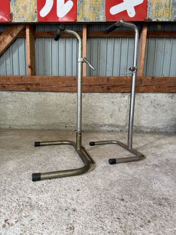 昭和レトロ　自転車メンテナンス　自転車　ロードバイク　スタンド二台　エストリ　自転車　修理　パンク修理　フレーム引っかけ　ツール　
