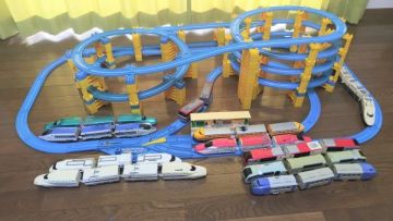 【豪華】プラレールタワーレイアウト＆大量車両セット　新幹線こまち/スーパービュー踊り子号/スーパー北斗/成田エクスプレス/金太郎他