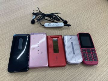 【ジャンク】ガラケーまとめて5台　au・Nokia 部品取り 携帯電話　ガラケー用イヤホンおまけ
