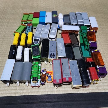プラレール　ジャンク品セット　大小合わせて40車両以上　トーマス　貨物車　タンク車　新幹線　ハイパーガーディアン　車両のみ　動作不明