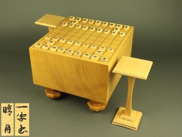 【宇】GD342 晴月作 一字彫裏朱 黄楊将棋駒 彫駒 新榧将棋盤 檜葉駒台 高級将棋道具 状態良好