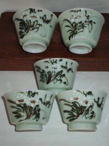 【煎茶道具】明治時代　瀬戸焼　尾張焼　青磁　色絵草花図　盛上絵付　煎茶碗　5客　(高さ4.5㎝)　●無傷・窯筋●