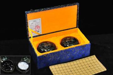 【碁石】　『天然瑪瑙碁石』　白：180個・厚み8.2mm　黒：181個・厚み8.6mm　螺鈿細工碁笥入り　専用箱　03404024-1