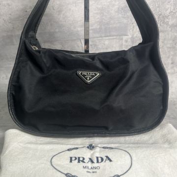 【美品】PRADA プラダ ハーフムーン 三日月 ショルダーバッグ ワンショルダー 肩掛け 三角口ゴプレート ナイロン レザー ブラック 黒　