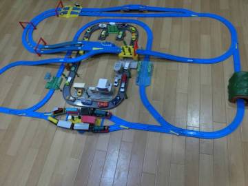 プラレール 大量 1動力車 トーマスが トミカタウンの上を 空中自動ポイントで3方向に急降下する トミカと 両方とも遊べてい楽しい 1円～ 　