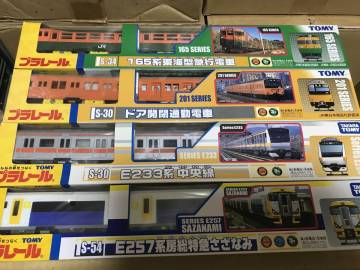 プラレール　165系東海型急行電車、E257系房総特急さざなみ、E233系、ドア開閉電車セットです。
