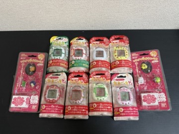 【未使用品】バンダイ　たまごっち各種　8個セット＋ストラップ２個