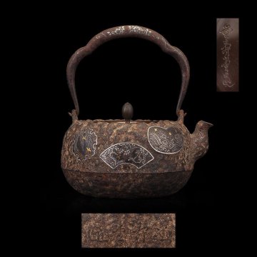 【夢工房】 金寿堂 雨宮 宗兵衛 造 金銀 窓抜象嵌 平丸形 鉄瓶 時代箱　ME-001