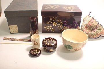 071564 蒔絵唐松 友治蒔絵 利中茶箱 香合 棗 茶筅筒 茶杓 茶碗 他 道具付 茶道具 茶器