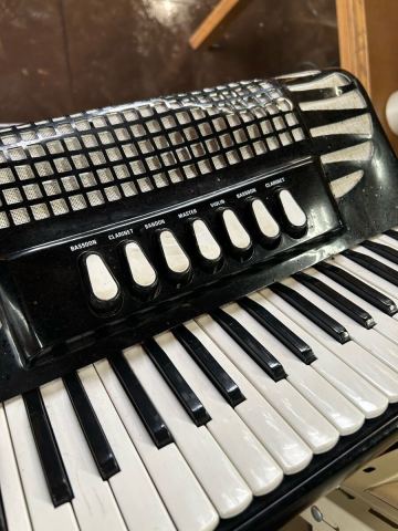 ♪【EXCEL SIOR/エキセルシャー】 アコーディオン BUILT【ソフトケース付】