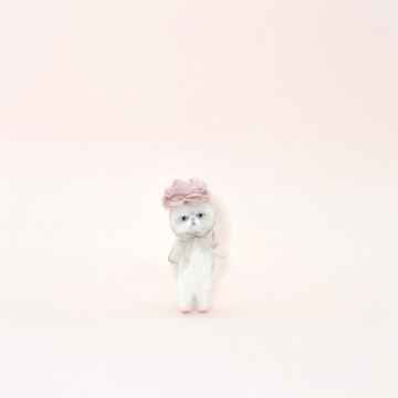 ねんね. 花飾り エキゾチックショートヘア 白猫 羊毛フェルト handmade ミニチュア dollhouse ねこ cat