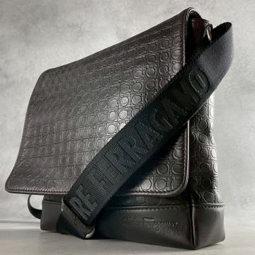 【美品 超人気】Ferragamo フェラガモ ショルダーバッグ メッセンジャー ボディ レザー 本革 ブラウン メンズ ビジネス 斜め掛け◎ 大容量