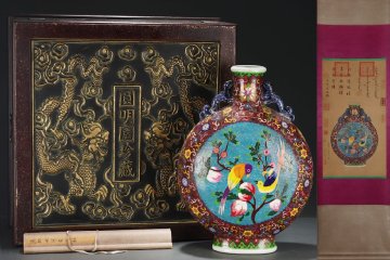 【安】明時代 紅釉琺瑯彩花卉開窗花鳥紋双耳扁瓶 郎世寧絵 絹本【磁器瓶図】掛け軸 共箱 唐瓷 古陶瓷 中国古美術 古董品 288
