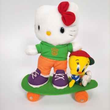 ハローキティ トゥイーティー スケートボード ぬいぐるみ 24cm ルーニー テューンズ Hello Kitty Sanrio Looney Tunes Tweety サンリオ人形
