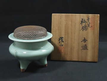 10062■初代諏訪蘇山 青磁袴腰香炉 共箱 純銀火屋81g 刻印有 石川の人 帝室技芸員 工芸品 置物