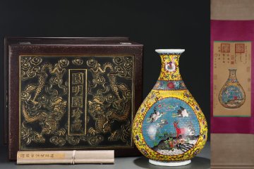 ■大成美術■黄地琺瑯彩花卉開窗飛鶴鹿紋玉壺春瓶 郎世寧絵 絹本【磁器瓶図】掛け軸 箱付き（検） 明時代 陶磁器 中国美術 骨董 古玩 287