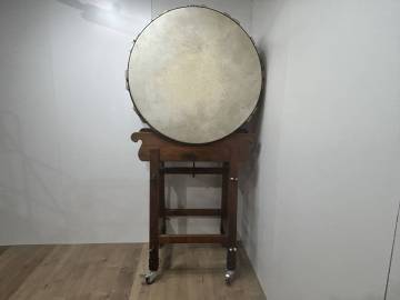 5765 和太鼓 平太鼓 大型和太鼓 やぐら台つき 耳つき 打面100cm 厚さ42cm 大鳴り 大阪府摂津市東別府 手渡し可