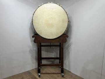 5766 和太鼓 平太鼓 大型和太鼓 やぐら台つき 耳つき 打面100cm 厚さ42cm 大鳴り 大阪府摂津市東別府 手渡し可