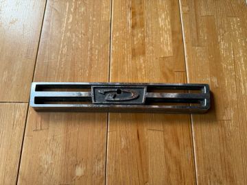 ダットサン フェアレディ SP SR311 フロントグリルエンブレム 金属製 