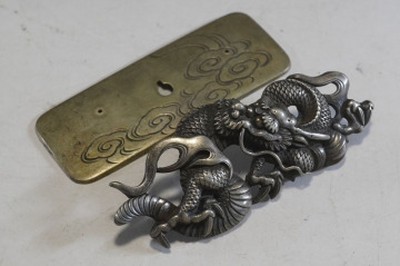 【H499】前金具　裏座付　龍雲図　約7.5×3.0cm　無銘　金工　細密細工　叺　煙草入