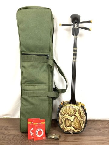 【え沖】琉球三線 蛇皮 本皮 全長約79cm 沖縄 三線 和楽器 弦楽器 現状品 ソフトケース付き ウマ欠品 沖668 MD451MSS78
