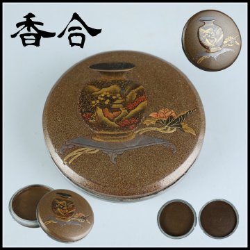 【志】K1593 香合 金梨地 花瓶 花図 蒔絵 時代物 香道具 箱付 傷有｛＃