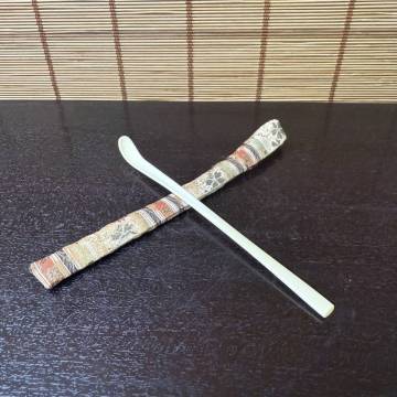 【茶杓】茶道具 茶匙 さじ 白材 象牙風 茶器 煎茶道具 高級素材 茶具 古美術品 小物 重さ5.5g 長さ16.5㎝ 布
