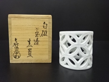 十三代　横石嘉助造　白磁　七宝透　蓋置　（GCA3D-021)