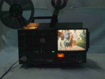 明るい室内鑑賞 スクリーン画面内蔵 最人気　光学磁気サウンド８ミリ映写機　エルモ　ＥＬＭＯ　ＳＣ-１８　元箱入り