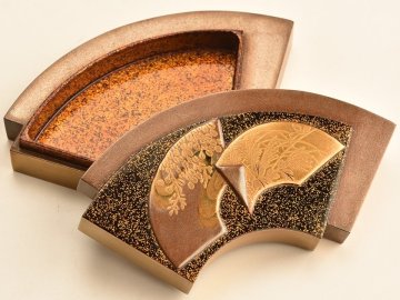 【流】時代漆器 本金蒔絵金梨地扇面型香合 箱付 DK024