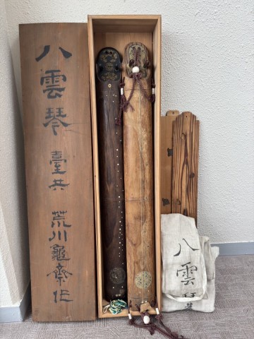 旧家より【 荒川亀斎 作 八雲琴 】 出雲大社 人間国宝 二弦琴 大本教 出口王仁三郎 楽器 枇杷 三味線 雅楽 笛 木彫 中国 煎茶 奉納 仏像