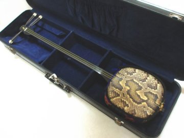 エ056◇ 希少 沖縄 本皮 蛇皮線 ※補修跡有 全長77.5cm ハードケース付(鍵付) / 琉球 ニシキヘビ 三線 三味線 弦楽器 和楽器 / 現状渡し