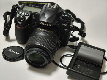 Nikon D200 デジタル一眼レフカメラ + AF-S DX NIKKOR 18-55mm F3.5-5.6G VR レンズ バッテリー・充電器付き (9)