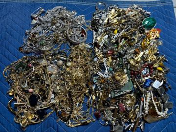 1円スタート / まとめ売り大量イミテーションアクセサリー／ジャンクジュエリー ネックレス・ブレスレット・カフス・タイピンなど 3.27kg