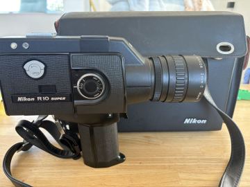 Nikon R10 super