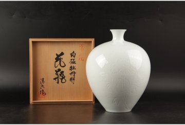 [URA]高麗庵/中村清六/白磁牡丹彫花瓶/共箱/7-8-14　(検索)骨董/花器/花入/生花/壷/花瓶