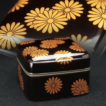 UV041 時代漆器 内金梨地 黒漆塗 菊花散蒔絵香合 幅6.1cm 仕覆 木箱附・縁銀彩蒔絵角香合・四方香盒 香道具 茶道具