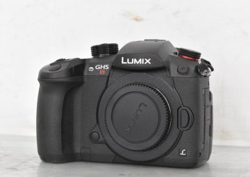 【 G 】2142 Panasonic LUMIX DC-GH5S デジタル一眼カメラ ボディ パナソニック 056782