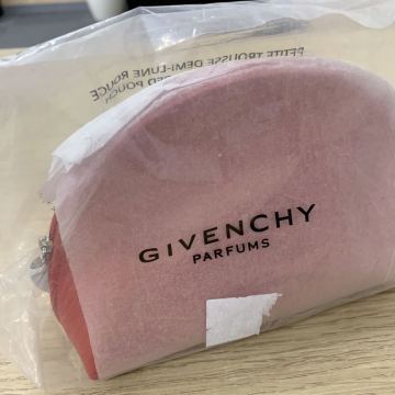 ジバンシィ　ノベルティ　赤　新品　未使用　ポーチ