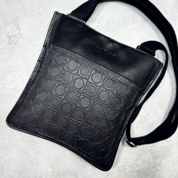美品/希少◎ Salvatore Ferragamo フェラガモ メンズ ビジネス レザー ショルダーバッグ サコッシュ ガンチーニ エンボス 総柄 ブラック 黒