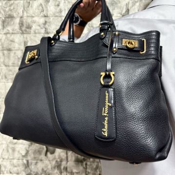 美品/A4収納◎ Salvatore Ferragamo フェラガモ メンズ ビジネス レザー 本革 トートバッグ 2way ガンチーニ シボ革 肩掛け ロゴチャーム