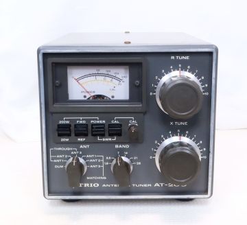 TRIO　AT-200　1.8～30MHz　アンテナチューナー　SWR＆パワー計＆アンテナ切替機搭載