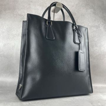 【極美品】PRADA プラダ トートバッグ ハンド メンズ ビジネス 三角ロゴ サフィアーノ レザー 本革 ブラック 大容量 A4/PC◎ 肩がけ 黒色