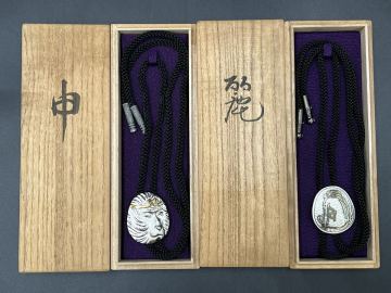 彫刻家 下山昇 作 干支モチーフ ループタイ 2本セット 桐箱・略歴付き 日展会友 申・麗 和装・記念品